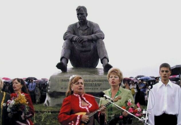Открытие памятника Шукшину на горе Пикет, 2004