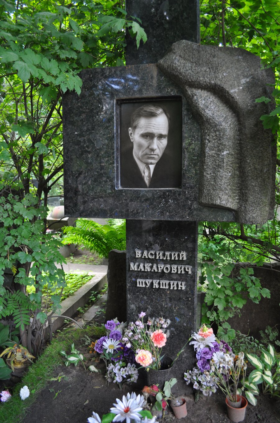 Могила Василия Шукшина на Новодевичьем кладбище