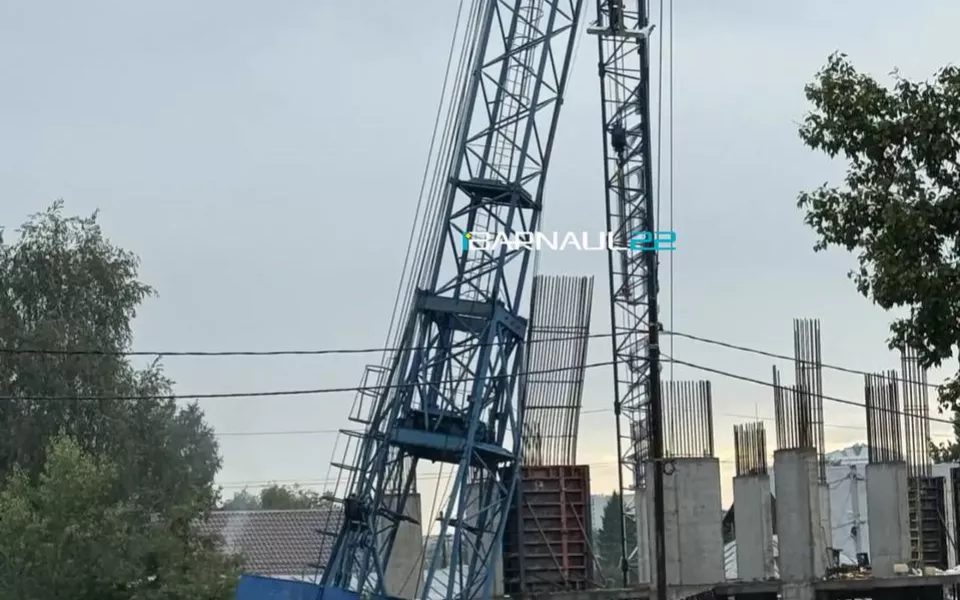 Стрела крана упала на стройплощадке в Барнауле