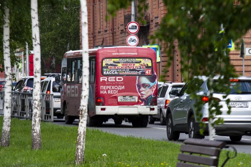 Барнаулка опоздала к врачу из-за ошибки на табличке в маршрутке