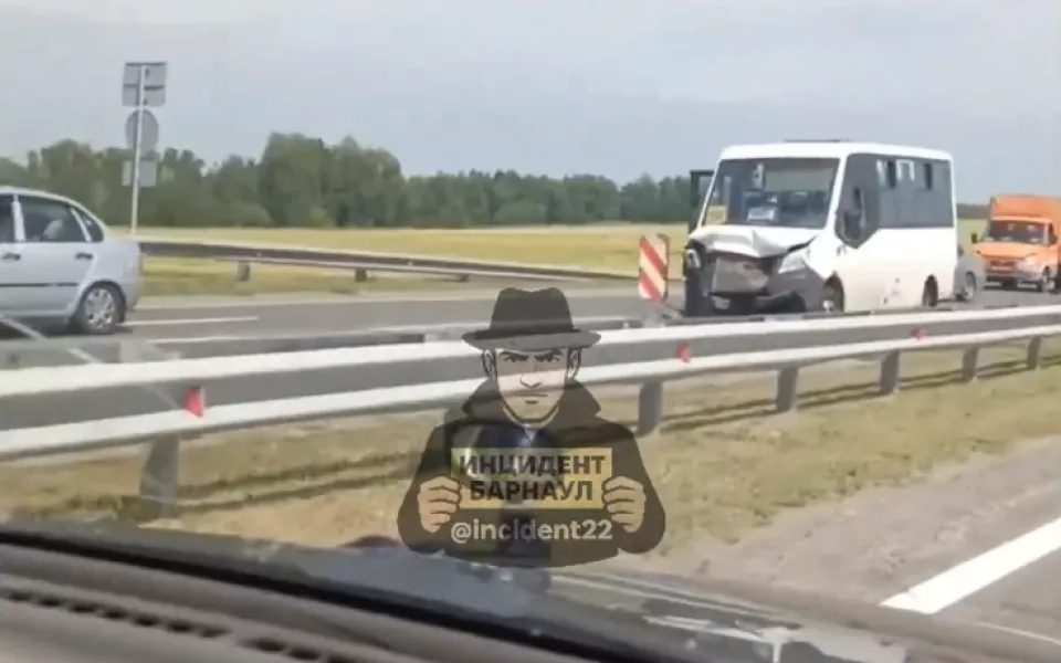 Маршрутный автобус совершил наезд на легковой автомобиль в Алтайском крае