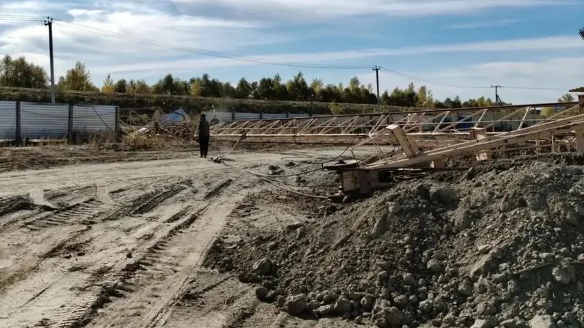 Машинист пострадал при падении башенного крана в Бийске