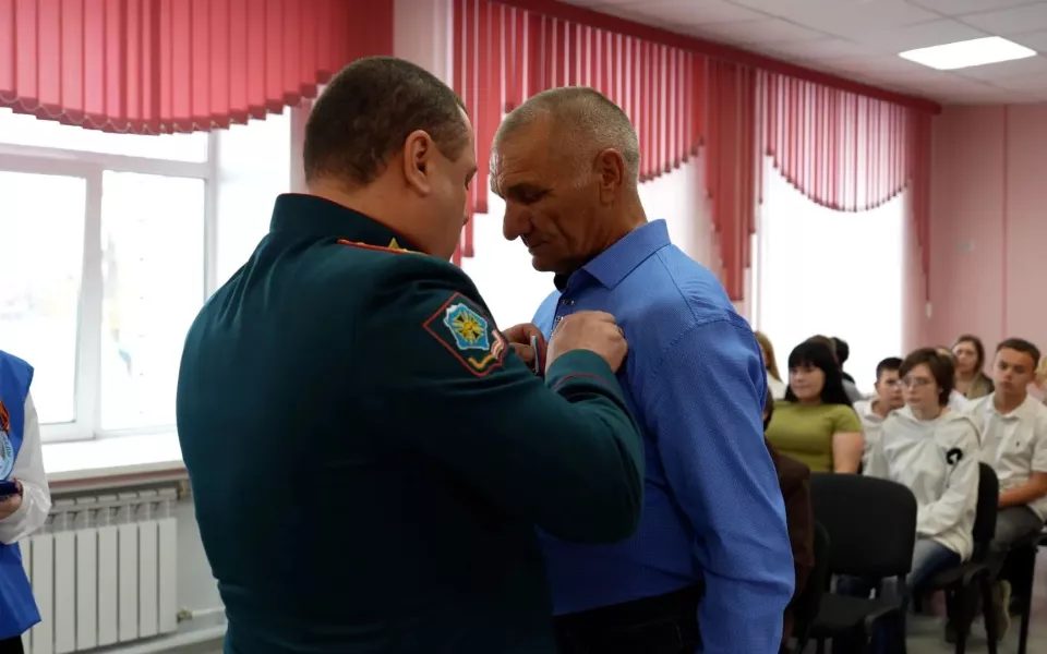 В Алтайском крае вручили медали «Отец солдата» к Дню отца