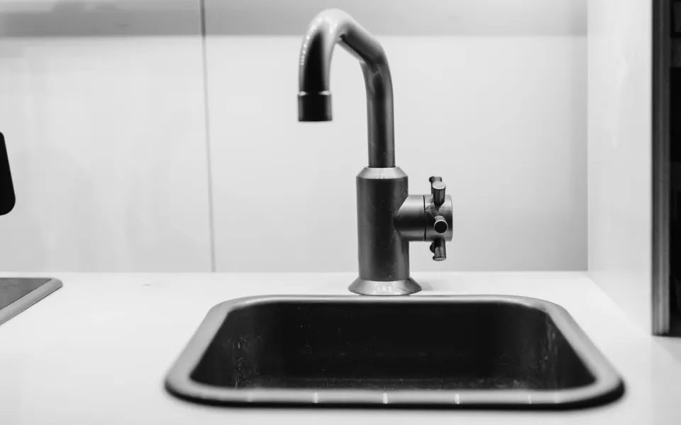 Горячую воду отключат в десятках домов Железнодорожного района