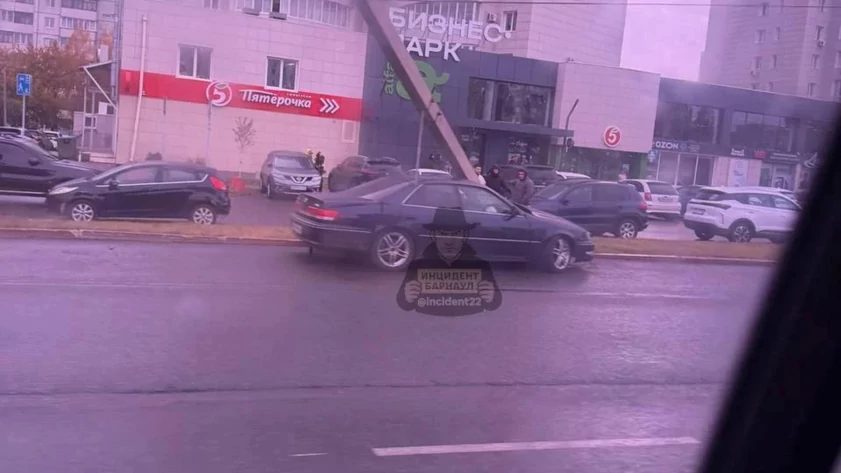 Toyota врезалась в электроопору на Павловском тракте в Барнауле