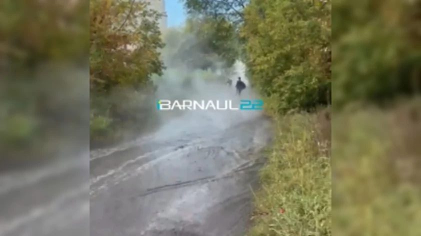 На пересечении Песчаной и Челюскинцев из-под земли вырвалась горячая вода