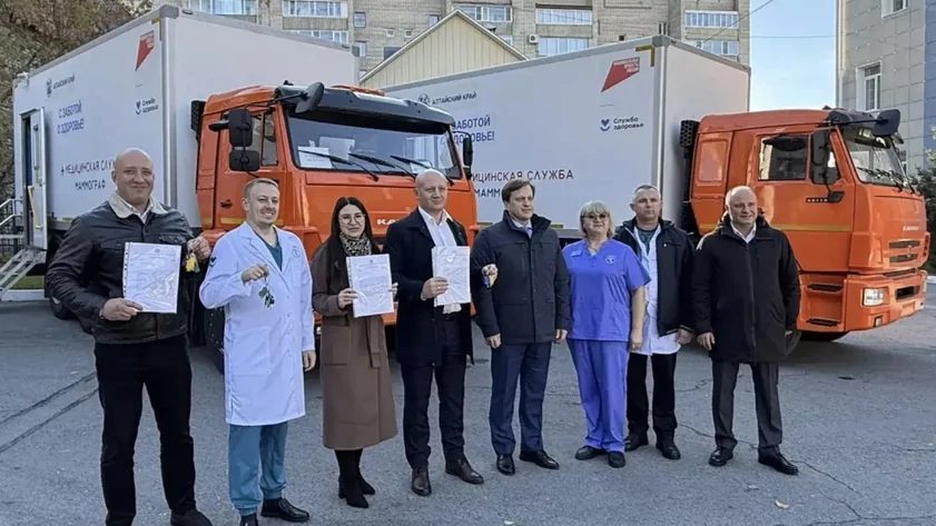 В трёх больницах Алтайского края появились мобильные медкомплексы