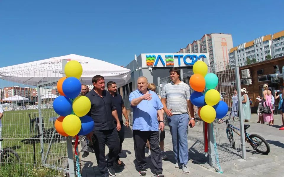 В парке «Четыре сезона» открыли пляж «Лето22» с бассейном и детской зоной