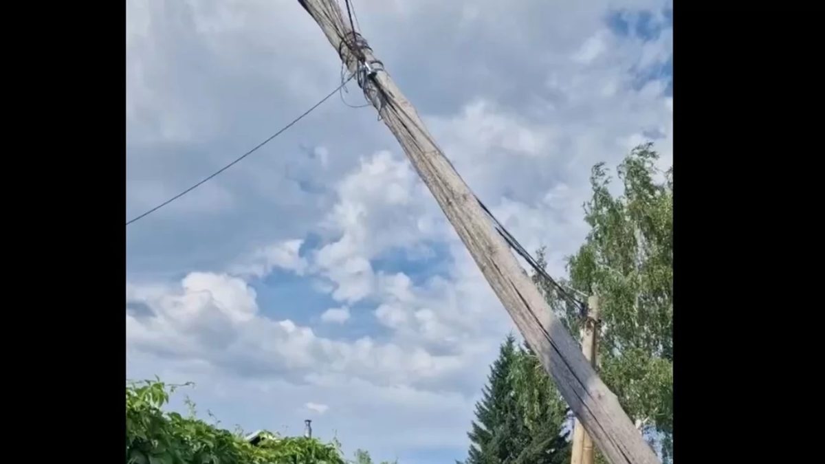 На улице Ивкина в Ползунове столб повис на проводах и создал угрозу для прохожих