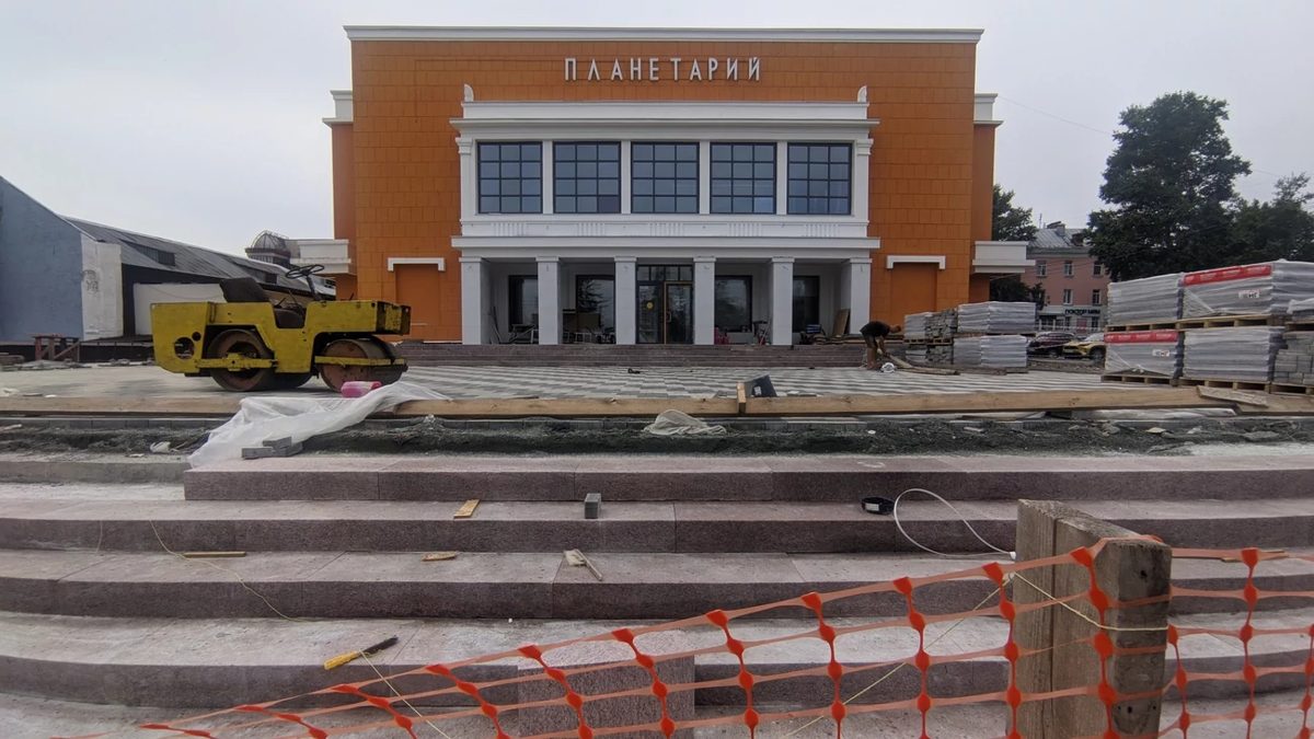 В Барнауле продолжается ремонт планетария на проспекте Ленина