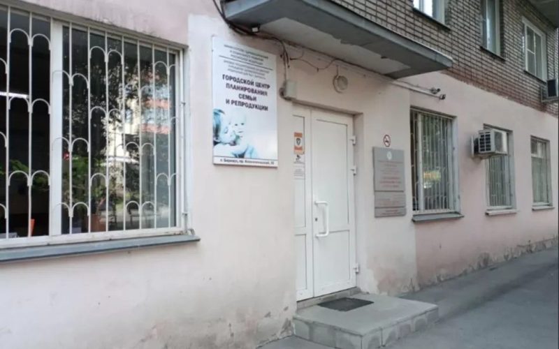 Беременные ждут в трехчасовых очередях в женской консультации на Комсомольском