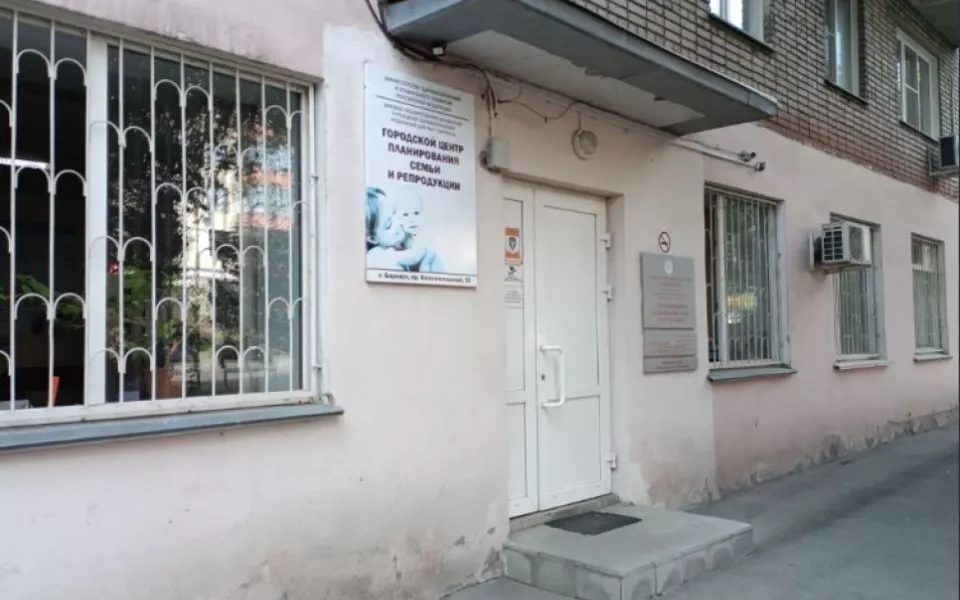Беременные ждут в трехчасовых очередях в женской консультации на Комсомольском
