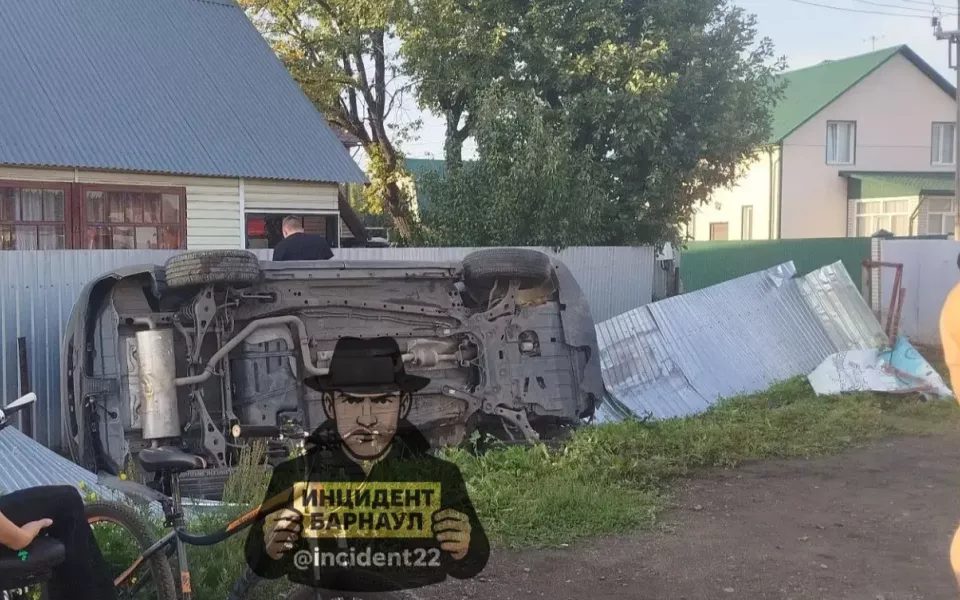 Автомобиль перевернулся на ул. Власихинской в Барнауле