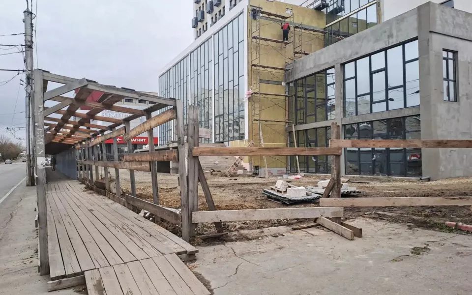 В Барнауле убирают 30-летний забор с долгостроя на проспекте Ленина