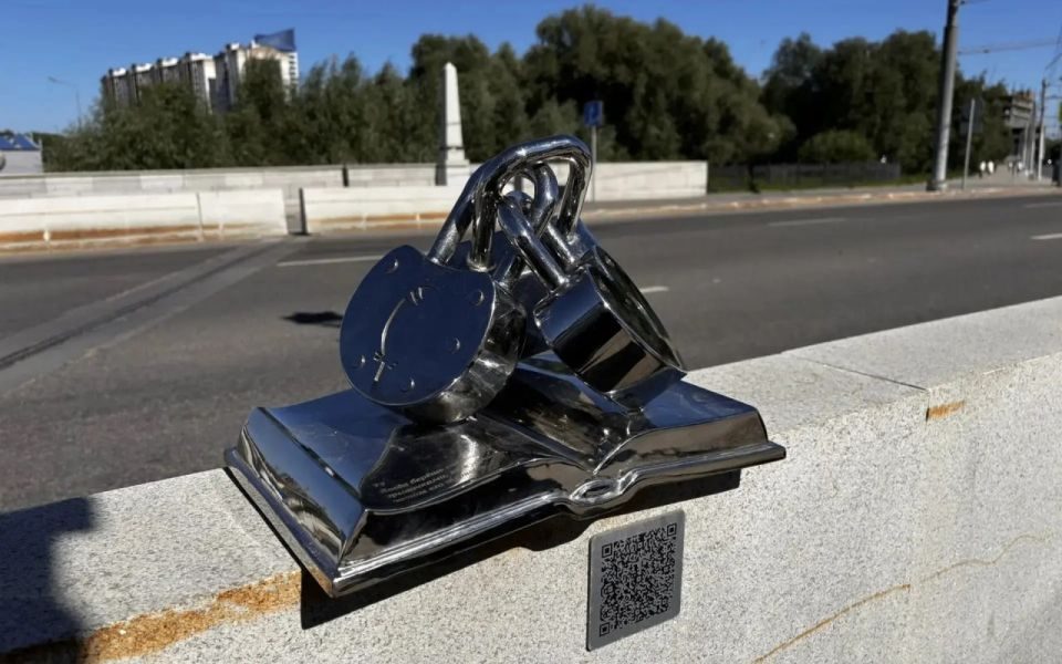 В Барнауле задержан студент, сломавший арт-объект по «Трем сестрам» Чехова
