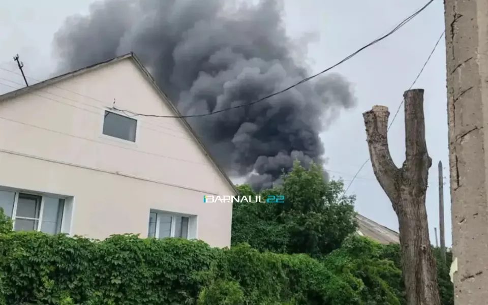 В селе Власиха произошел крупный пожар, охвативший три жилых дома