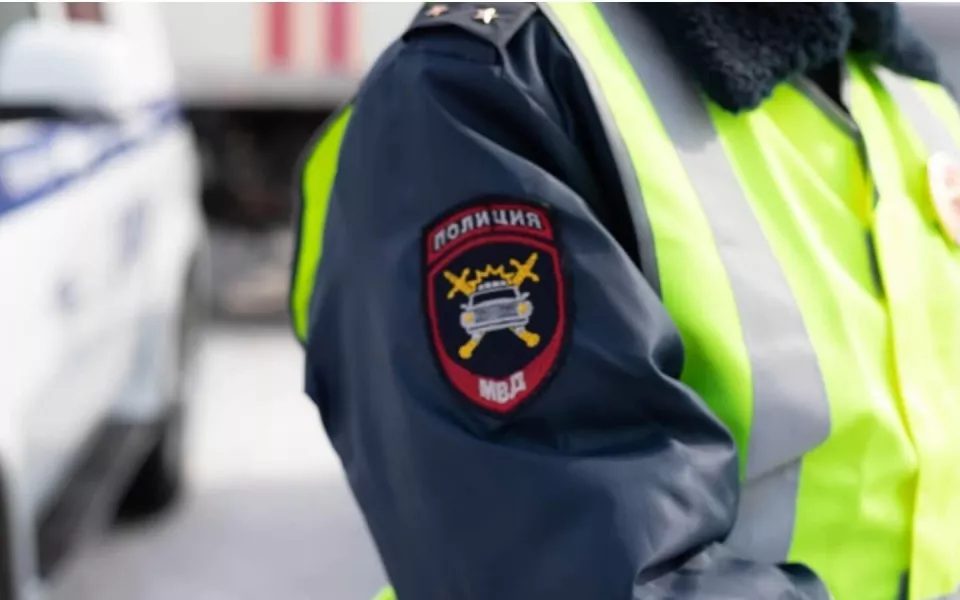 Подростки угнали ВАЗ и врезались в ограждение на Пролетарской