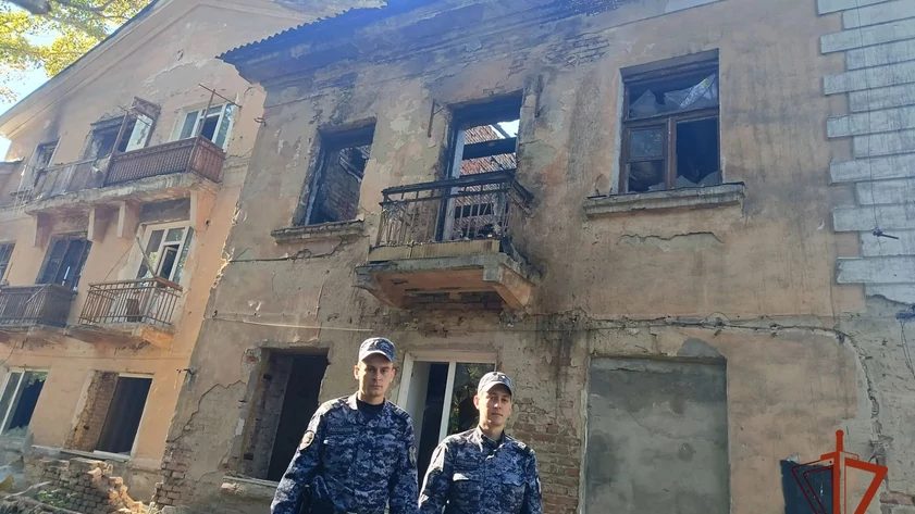 Росгвардейцы спасли жителей от осколков шифера при пожаре в Рубцовске