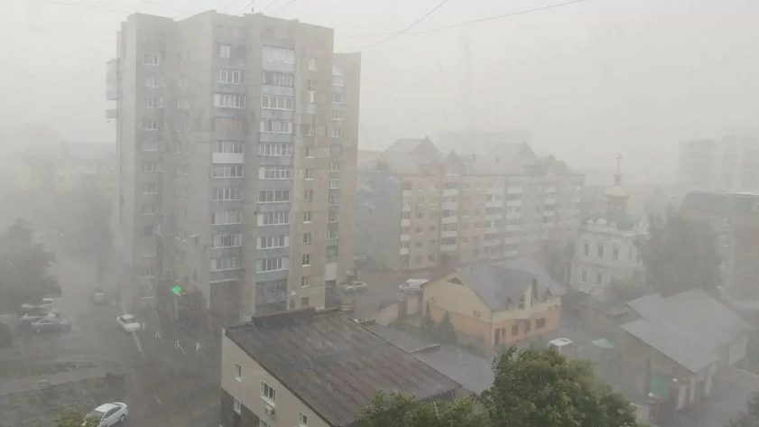 В Барнауле прошла сильная гроза с ливнем и градом