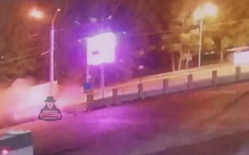 Машина вылетела с дороги и врезалась в опору на проспекте Космонавтов