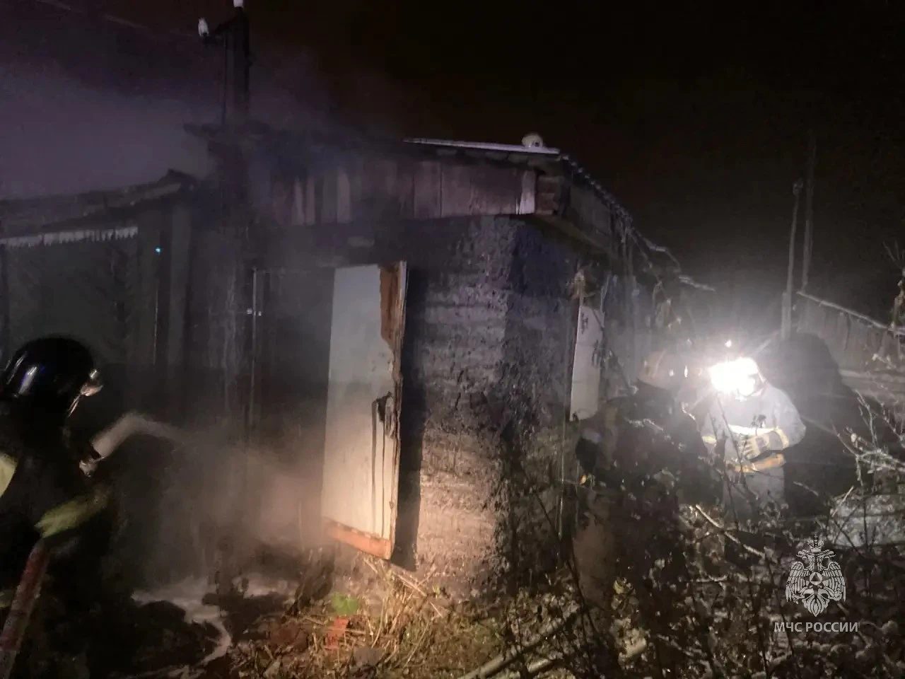 Во Власихе ночью потушили пожар в двухквартирном доме — фото 2