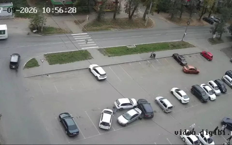 На улице Декабристов в Бийске водитель Nissan протаранил три припаркованные машины