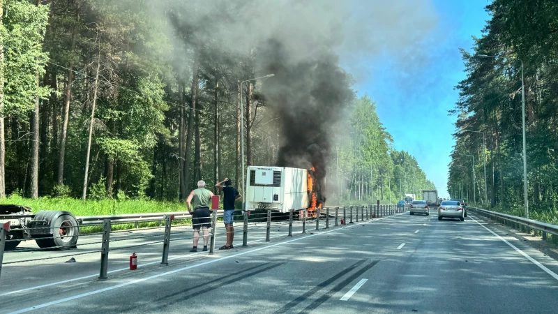 На Ленточном бору горящая фура спровоцировала пробку