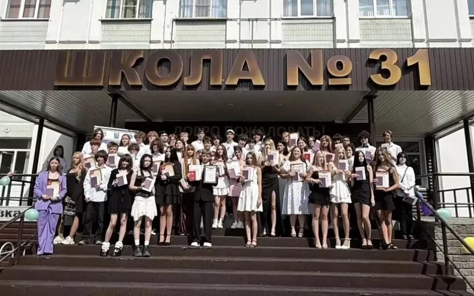В Барнауле проходят выпускные вечера с вручением аттестатов