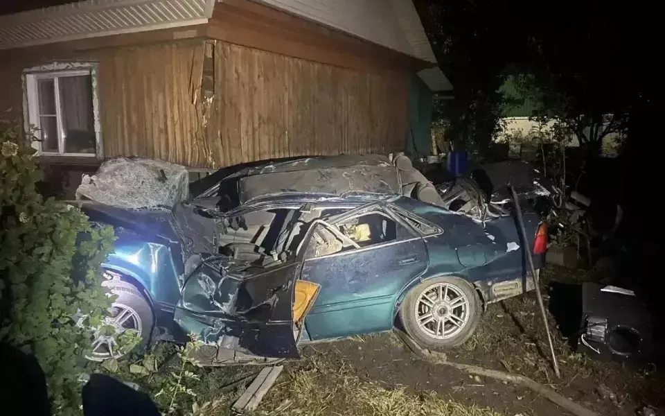 В Солтонском районе автомобиль врезался в дом, погибли два человека