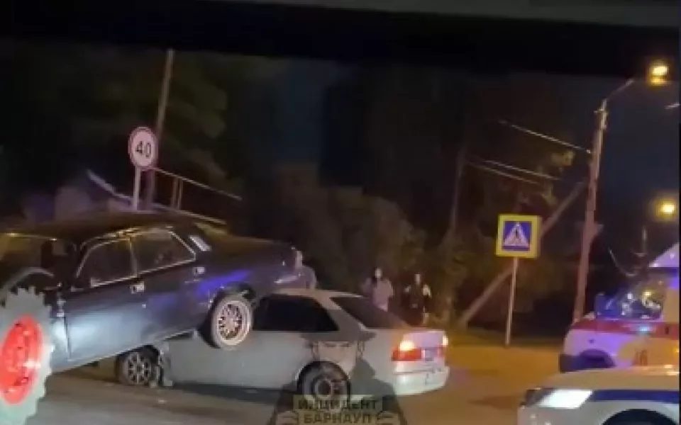 Трактор спровоцировал тройное ДТП в Барнауле