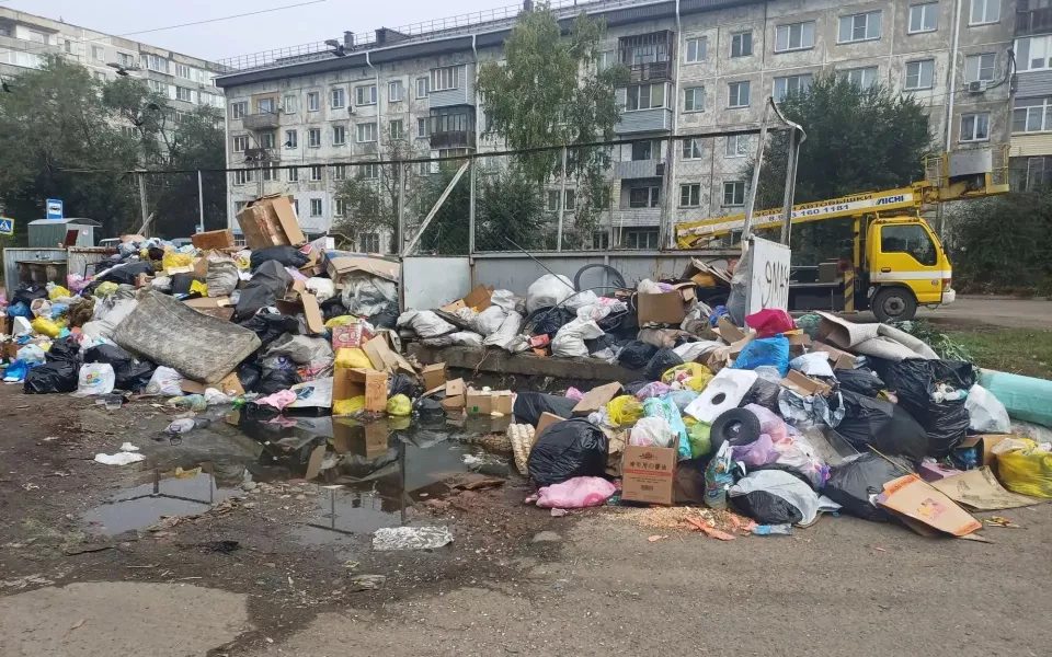 Контейнерная площадка в Бийске захламлена чужим мусором