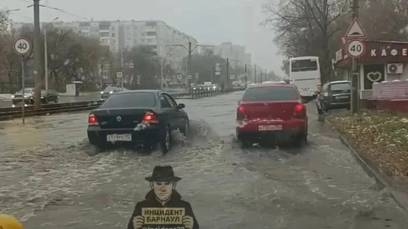 В Барнауле на улице Попова из-за утечки подтопило проезжую часть