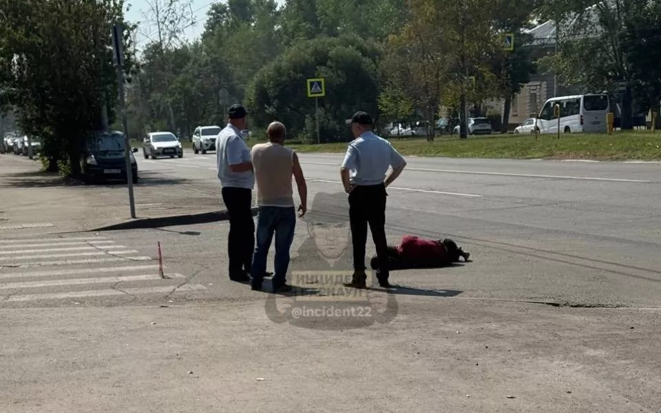 В Барнауле автомобиль сбил молодого водителя электромопеда