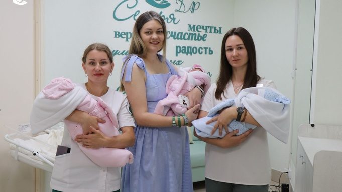 Семья из Бийска выписала тройняшек из перинатального центра
