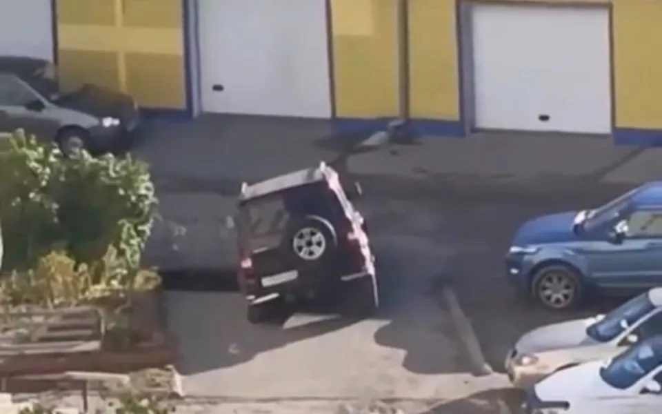 В Бийске автомобиль наполовину провалился под асфальт во дворе
