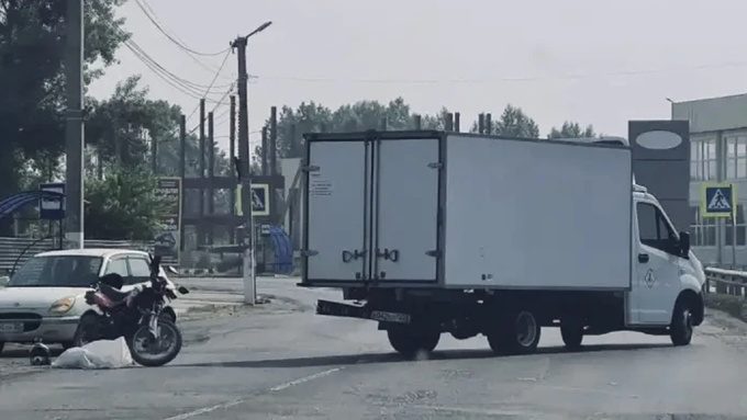 Мотоциклист госпитализирован после столкновения с грузовиком в Бийске