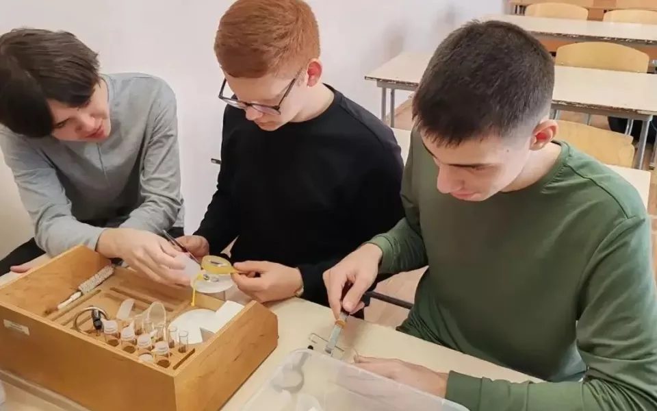 Школьники Барнаула исследуют воздух и сажают деревья в рамках проекта «Чистый воздух»