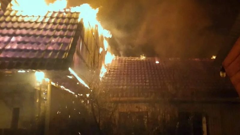 В селе Смоленское загорелся жилой дом, спасена женщина