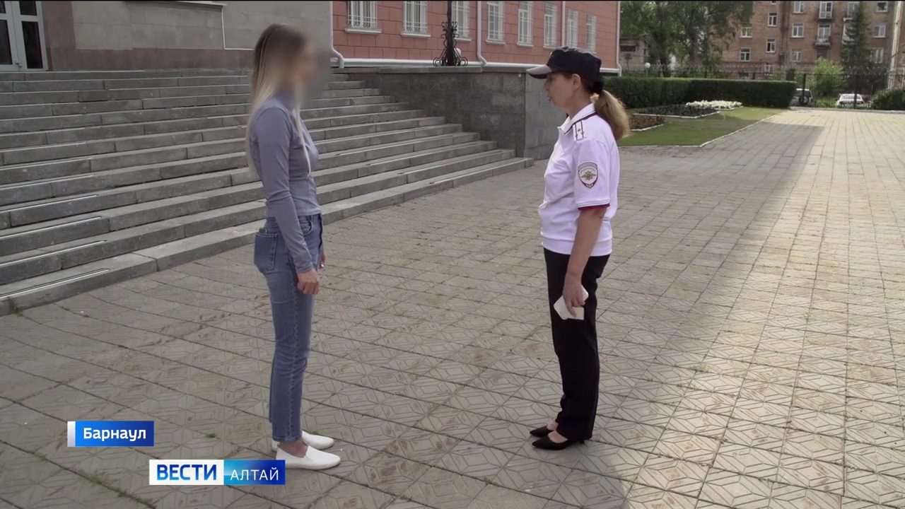 Жительница Барнаула потеряла сбережения из-за фальшивого звонка о доставке цветов