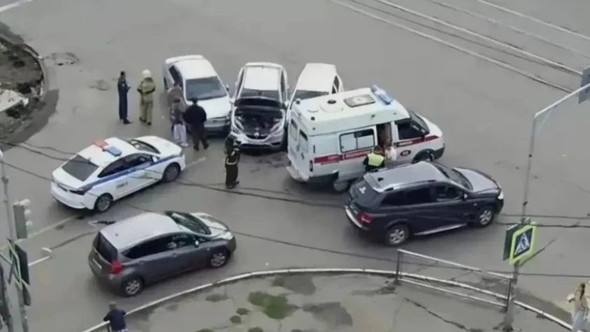В Бийске три автомобиля столкнулись в центре города, две женщины госпитализированы