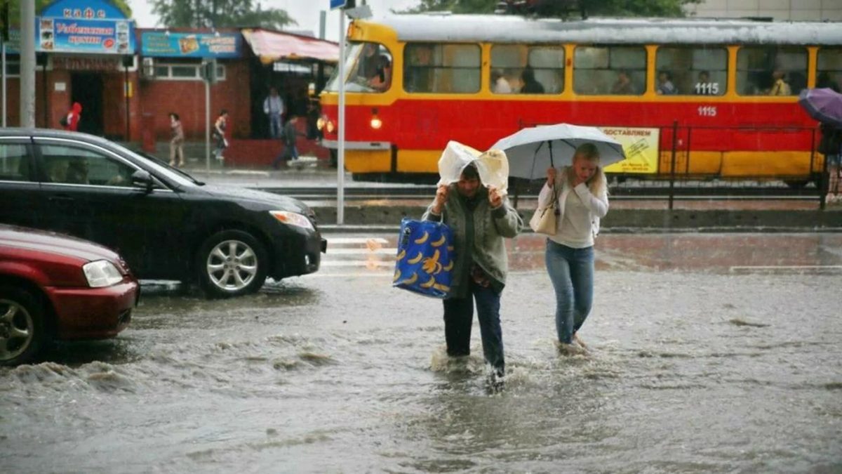 В Барнауле начался сильный ливень, который может продолжаться несколько часов