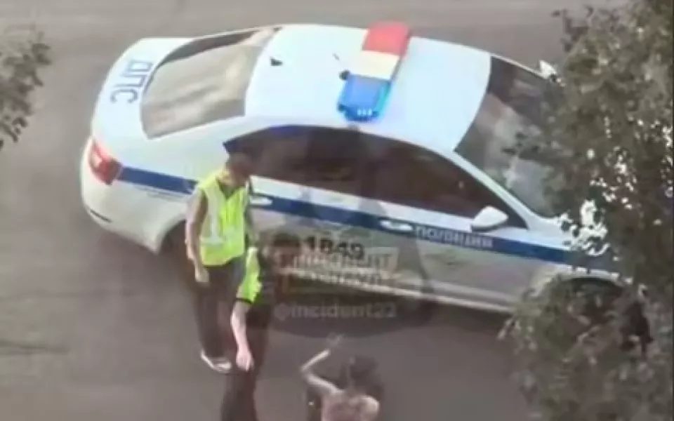 На улице Балтийской мужчина врезался головой в автомобиль и был задержан