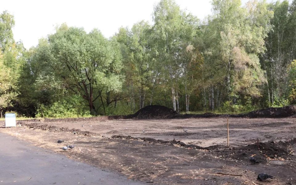 В парке «Целинников» строят спортивную площадку площадью 600 квадратных метров