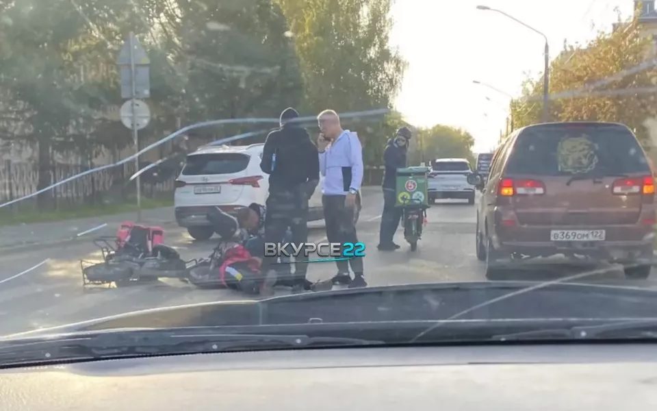Курьер на электровелосипеде пострадал в ДТП на улице Петра Сухова
