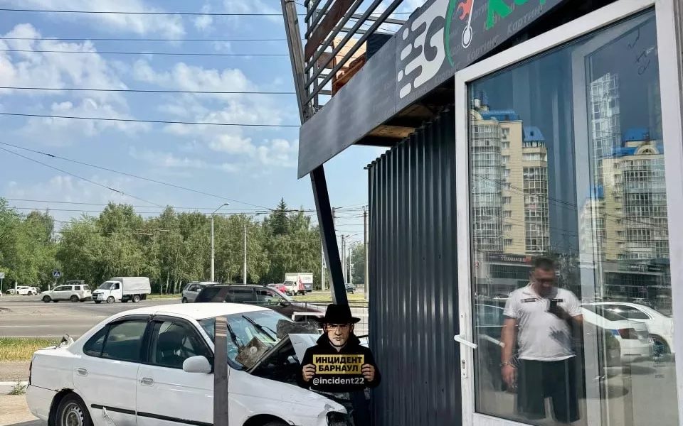 Nissan протаранил здание картинг-центра в Барнауле и скрылся