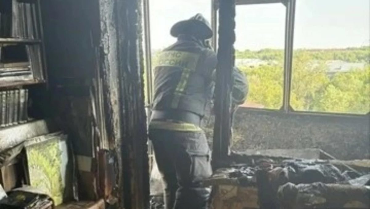 Полицейские спасли женщину из горящего дома на улице Петра Сухова