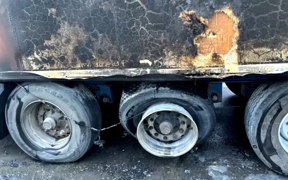 Сотрудник полиции ранен взрывом колеса при тушении грузовика под Бийском