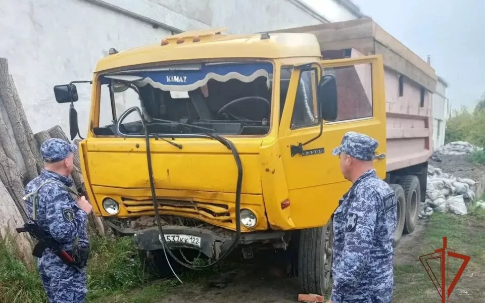 В Мамонтовском районе задержан подозреваемый в угоне КамАЗа