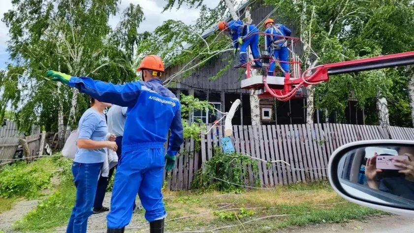 Пострадавшим от урагана в Краснощековском районе начнут выплачивать компенсации