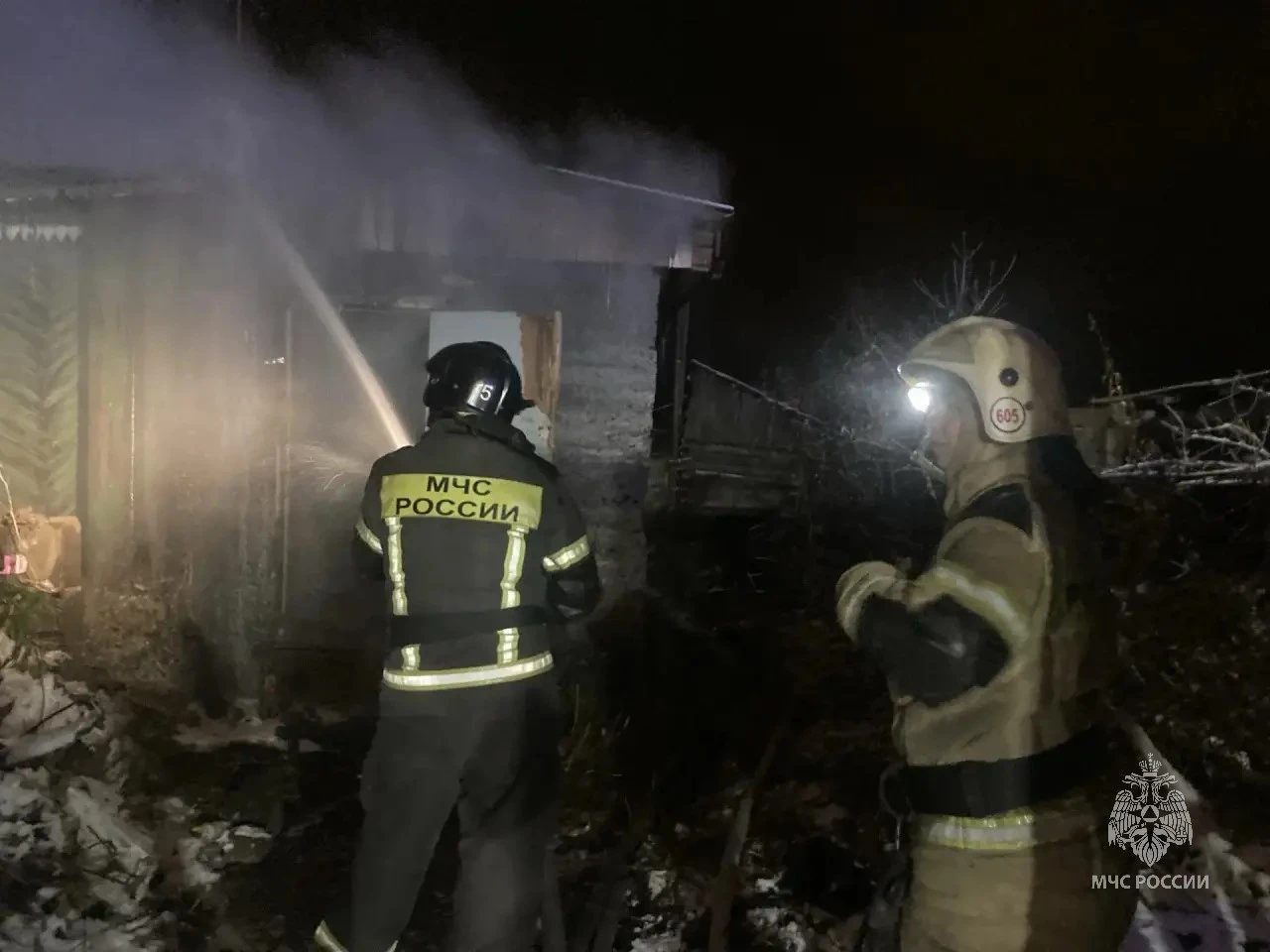 Во Власихе ночью потушили пожар в двухквартирном доме